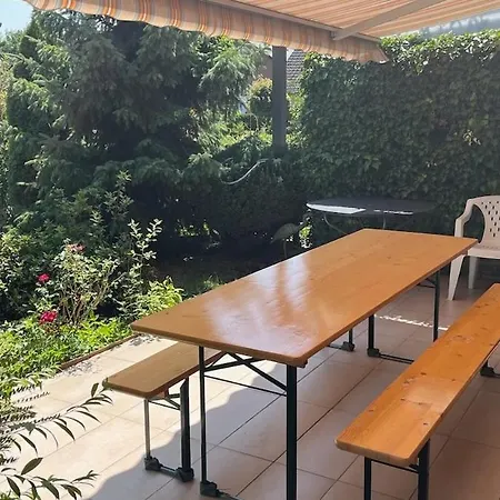 Mit Terrasse Und Garten Λίπσταντ